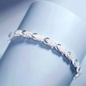 Silver Plated Four-Leaf Bracelet Elegant, Cute 6.3 inch length